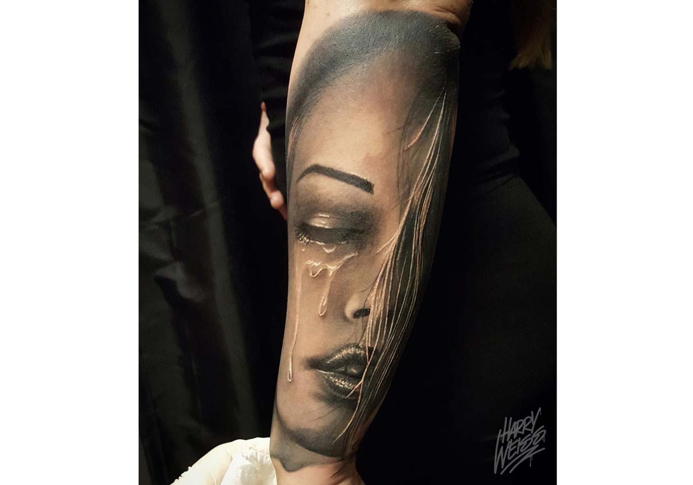 Portrait von einer Frau auf Unterarm