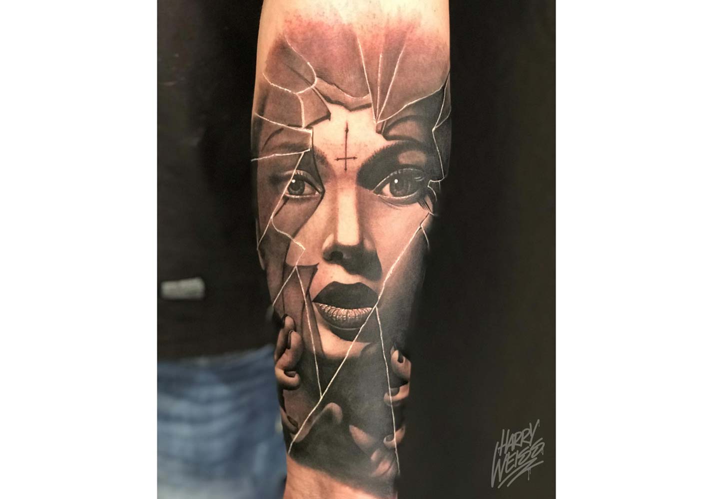 Portrait von einer Frau auf Unterarm