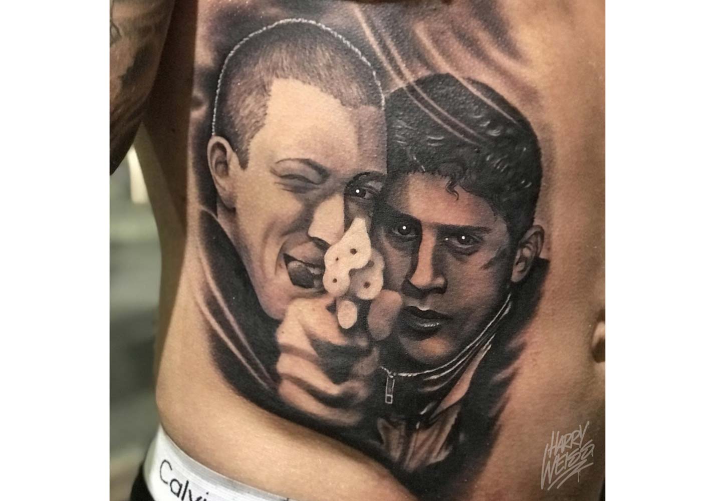 Zwei Jungs mit Waffe