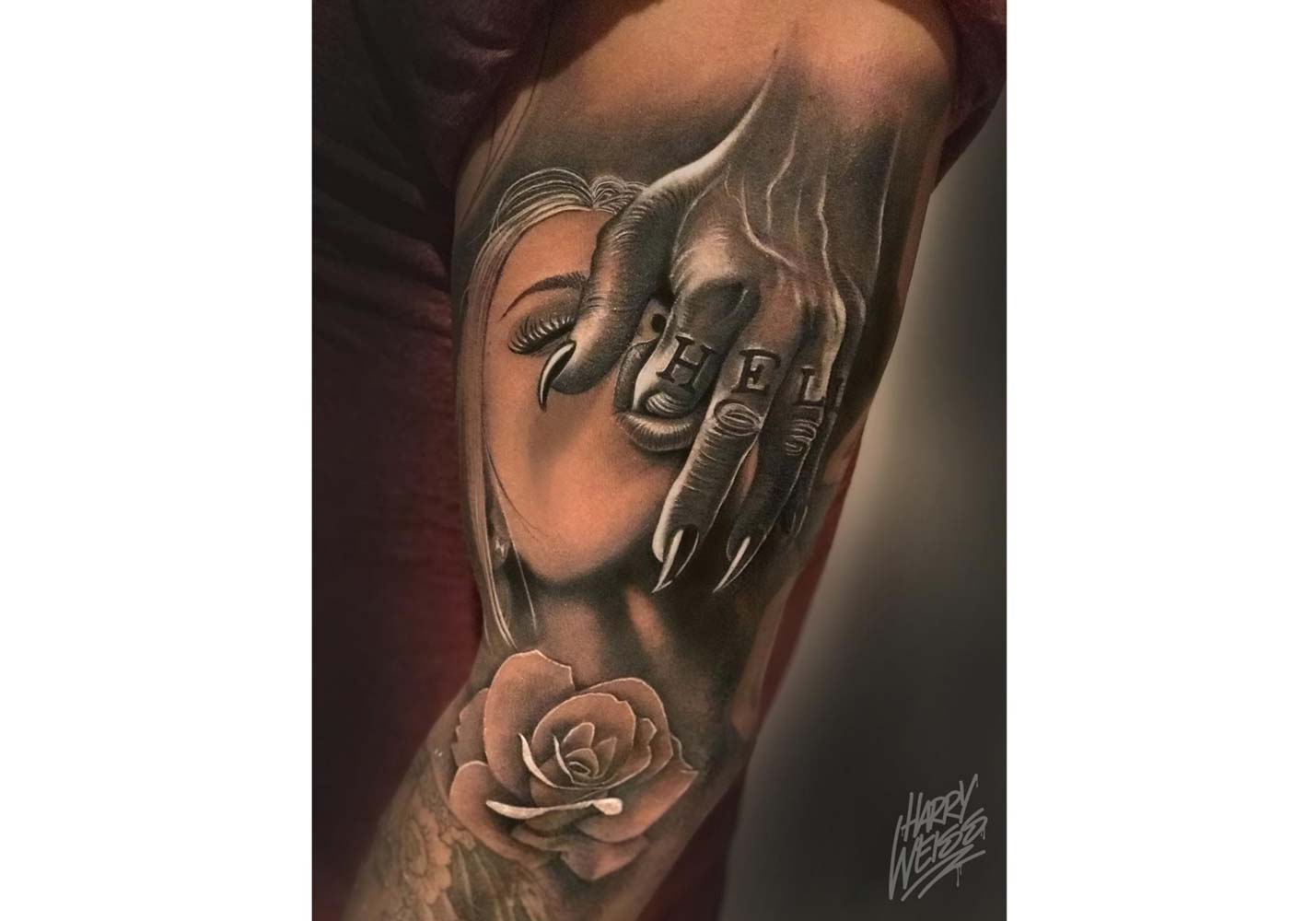 Frau mit Finger im Mund